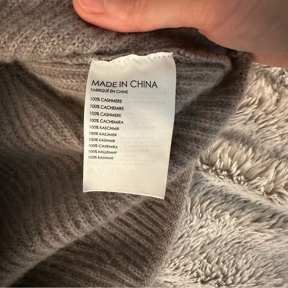 Club Monaco 100% Cashmere Sweater V Neck Size XS - Picture 3 of 5